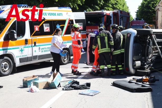 Incastrato nell'auto ribaltata dopo un sinistro, liberato dai vigili del fuoco Incastrato nell'auto ribaltata dopo un sinistro, liberato dai vigili del fuoco