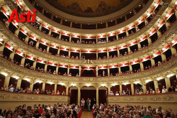Teatro Alfieri  esaurito per assistere alla prima di &quot;L'arte del Palio di Asti&quot; [GALLERIA FOTOGRAFICA]