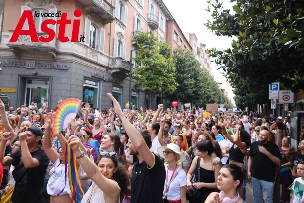 L'onda arcobaleno del Pride 2024 ha colorato il centro di Asti [GALLERIA FOTOGRAFICA E VIDEO]