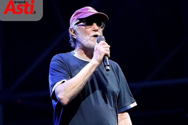 Il "Principe" e la canzone d'autore incantano piazza Alfieri: emozioni e magia indimenticabili con la voce di Francesco De Gregori [FOTO E VIDEO]