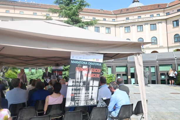 "Maratona oratoria" anche ad Asti contro i suicidi in carcere: già 48 in Italia da inizio anno. Questa mattina riflessioni all'ingresso del Palazzo di Giustizia "Maratona oratoria" anche ad Asti contro i suicidi in carcere: già 48 in Italia da inizio anno. Questa mattina riflessioni all'ingresso del Palazzo di Giustizia
