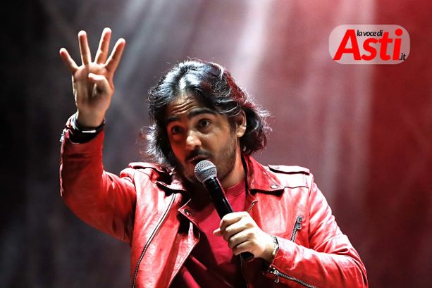 "Un comico che apre Asti Musica? Coerenza un...": Max Angioni apre il festival astigiano con ironia e bravura, dopo un acquazzone estivo [FOTO E VIDEO]