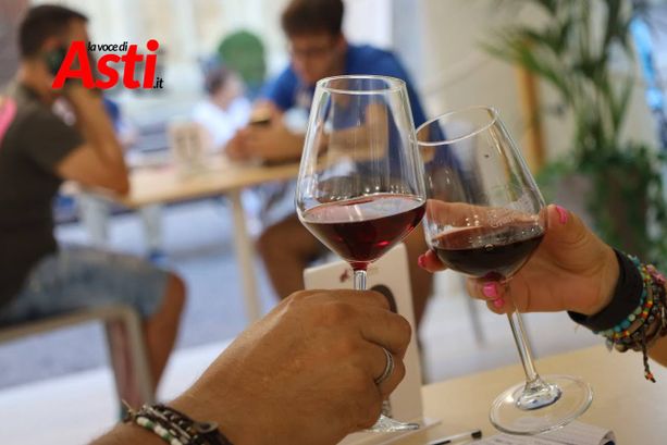 La Douja d'Or celebra il territorio astigiano e riflette sui numeri del vino [Mappa e report]