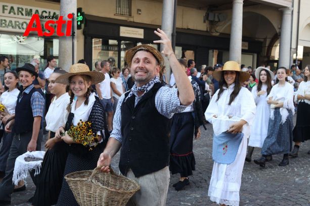 Dalla "Ciapèta" al "Pitu": un viaggio storico nel corteo del Festival delle Sagre di Asti [TEMI DI SFILATA]