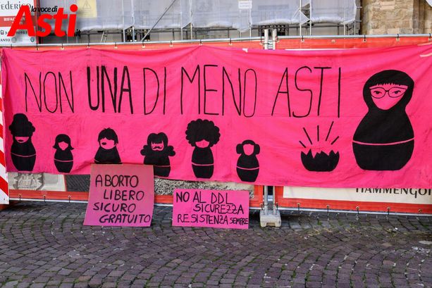 Asti scende in piazza contro il Ddl sicurezza e contro le politiche sul diritto delle donne di abortire [FOTO E VIDEO]