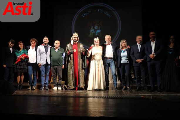 Una notte di dame e cavalieri per rendere omaggio alla bellezza dei costumi del Palio di Asti [FOTOGALLERY)