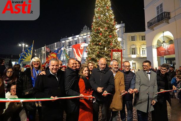 Ad Asti è arrivato Natale: lo spettacolo al Teatro Alfieri ha dato il via ufficiale al magico Paese di Natale. Acceso l'albero [FOTO E VIDEO]