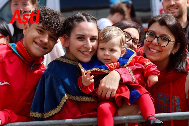 Giovani bandiere al vento: la Sbandierata del Santo incanta Piazza San Secondo [GALLERIA FOTOGRAFICA]