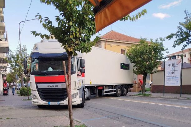 Corso Matteotti bloccato: mezzo pesante in avaria durante la manovra Corso Matteotti bloccato: mezzo pesante in avaria durante la manovra