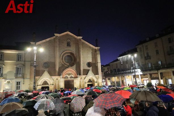Lacrime dal cielo e sulla piazza per Zoe, uccisa per un no. Martedì a Nizza fiaccolata con Nizza futura alle 20.30 [FOTO E VIDEO]