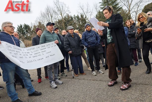 Caso Cascina Volta, rabbia in strada per i maxi conguagli: l'opposizione chiede la sospensione dei pagamenti [VIDEOINTERVISTE]
