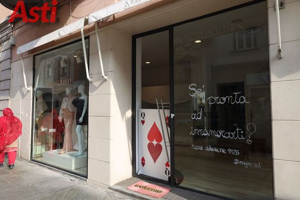 Nuova spaccata notturna in via Cavour ad Asti, svaligiato il negozio di lusso 'Imagine'. Il fatto segue di pochi giorni  quello alla gioielleria Scarpa