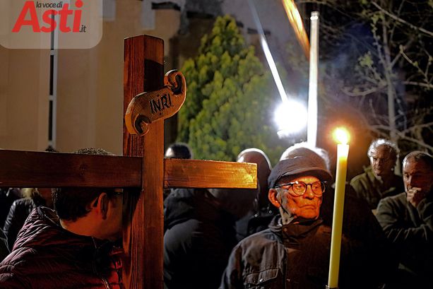Via crucis cittadina: Asti ha camminato nel segno della Passione [FOTO]