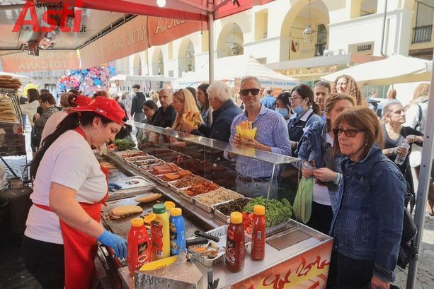 La fiera Carolingia baciata dal sole: la città si riempie tra acquisti e curiosità [FOTO E VIDEO]