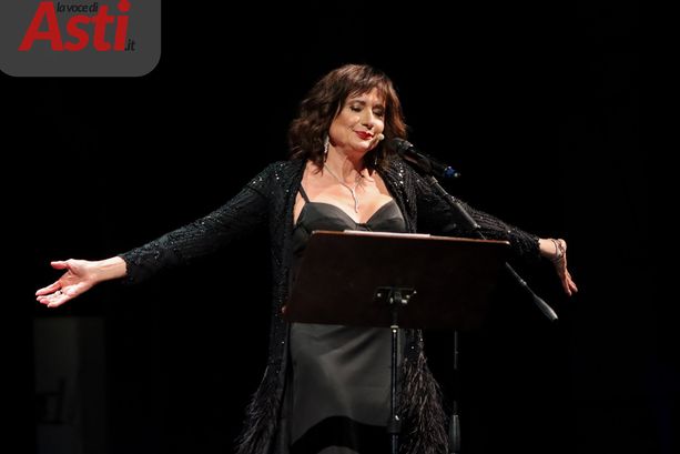 Luxuria emoziona Asti con “Stasera ve le canto”: standing ovation per il racconto di una vita senza filtri [FOTOGALLERY]