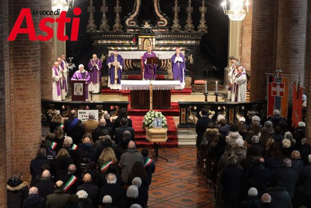 Monsignor Prastaro: "Mariangela è stata il buon samaritano della comunità astigiana" [GALLERIA FOTOGRAFICA E VIDEO]