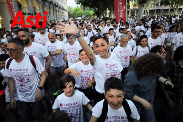 Al via il lungo serpentone colorato della StraAsti, che attraversa la città