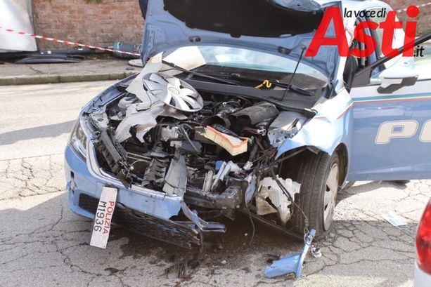 Violento scontro in via Conte Verde, coinvolta anche un’auto della Polizia [FOTOGALLERY]