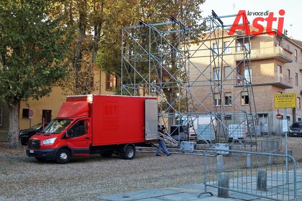 Tra code per ritirare i pass e lavori in Cattedrale: ecco come Asti si prepara all'arrivo di Papa Francesco (FOTOGALLERY) Tra code per ritirare i pass e lavori in Cattedrale: ecco come Asti si prepara all'arrivo di Papa Francesco (FOTOGALLERY)