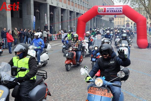 Piazza Alfieri invasa dalle Vespe: grande successo per la 19esima edizione del raduno delle storiche due ruote [FOTO]