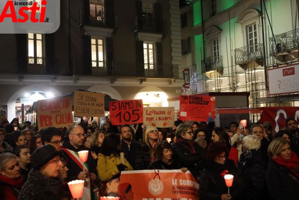 "Non proteggete le donne! Educate gli uomini". Asti unita nel ricordo di Giulia Cecchettin [FOTO E VIDEO]