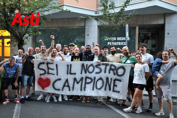 &quot;Sei il nostro campione!&quot;: Asti abbraccia Etinosa &quot;El chapo&quot; Oliha [GALLERIA FOTOGRAFICA]