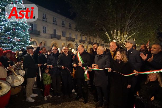 Acceso l'albero: al via il Natale astigiano, ma pensando ai tanti bambini in guerra [FOTO E VIDEO]