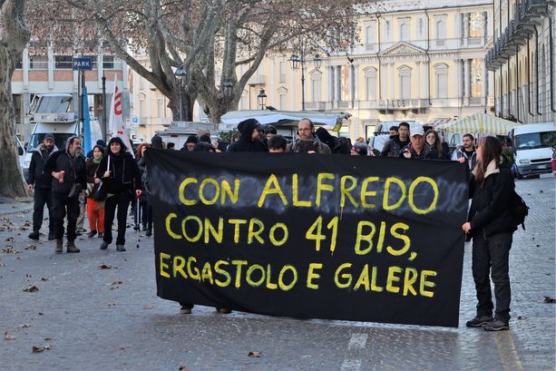 Alcune decine di manifestanti in piazza Alfieri per chiedere la liberazione di Alfredo Cospito: "Contro 41 bis, ergasolo e galere"