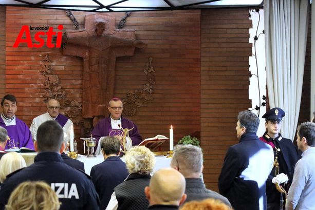 Messa officiata dal vescovo in Questura in preparazione al Natale con un generoso atto di solidarietà [FOTO]