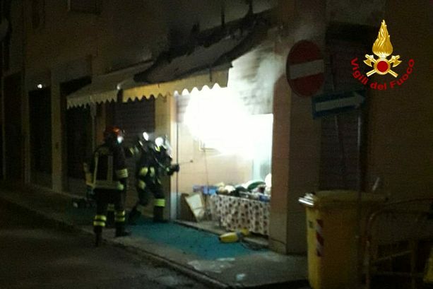 Incendio in un negozio di corso Volta, evacuata una palazzina di tre piani