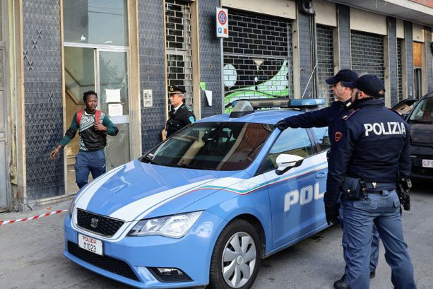 Questa mattina in corso Casale le operazioni di sgombero della palazzina occupata (FOTO) Questa mattina in corso Casale le operazioni di sgombero della palazzina occupata (FOTO)