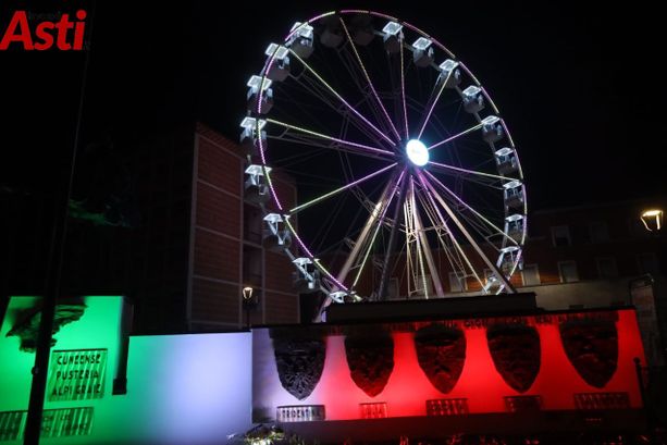 È tutto pronto! Oggi il Magico Paese di Natale si presenta. Alle 16 inaugurazione della pista da ghiaccio e ruota panoramica. Alle 19 accensione dell'albero È tutto pronto! Oggi il Magico Paese di Natale si presenta. Alle 16 inaugurazione della pista da ghiaccio e ruota panoramica. Alle 19 accensione dell'albero