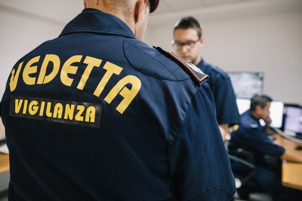 Tentato furto questa notte da Max Factory di via Campanella, sventato dall'arrivo delle guardie giurate Tentato furto questa notte da Max Factory di via Campanella, sventato dall'arrivo delle guardie giurate