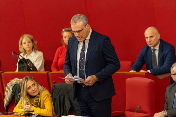 Ma quale ‘in pectore’? Piciocchi scalpita e parla già da candidato sindaco di Genova, ma sulla sua testa pesa quel “sì” atteso da Roma Ma quale ‘in pectore’? Piciocchi scalpita e parla già da candidato sindaco di Genova, ma sulla sua testa pesa quel “sì” atteso da Roma