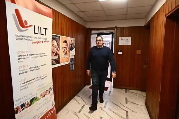 Toti, primo giorno di lavori socialmente utili: "Fra Salis e Piciocchi sarà una bella sfida, i genovesi ora non possono mugugnare" Toti, primo giorno di lavori socialmente utili: "Fra Salis e Piciocchi sarà una bella sfida, i genovesi ora non possono mugugnare"