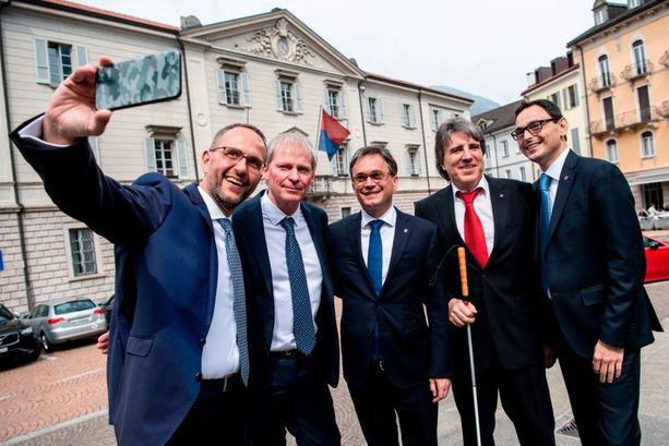 Oltre 8.000 firme a sostegno del referendum contro i privilegi salariali e pensionistici dei consiglieri di Stato Oltre 8.000 firme a sostegno del referendum contro i privilegi salariali e pensionistici dei consiglieri di Stato