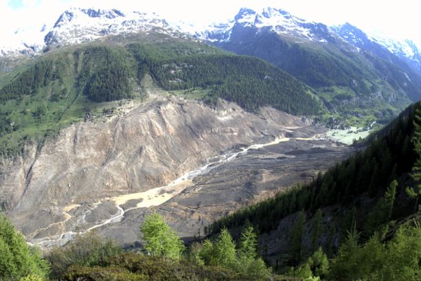 Vallese, resta sotto controllo il ghiacciaio Birch che ha sepolto gran parte del villaggio di Blatten Vallese, resta sotto controllo il ghiacciaio Birch che ha sepolto gran parte del villaggio di Blatten