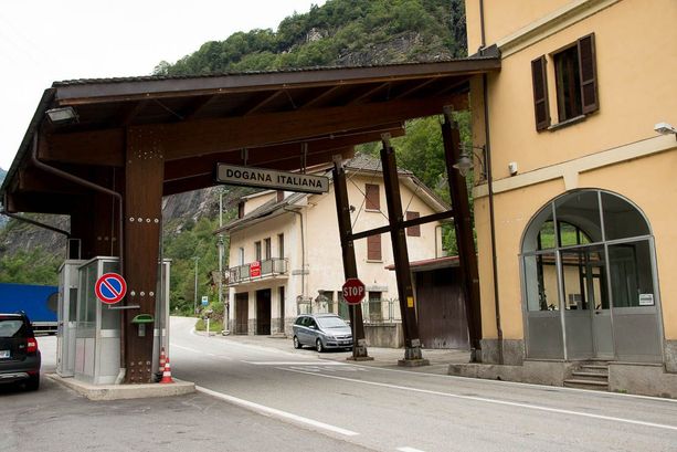 Confine, sequestrati i dogana una viola contraffatta e 7 orologi di pregio Confine, sequestrati i dogana una viola contraffatta e 7 orologi di pregio