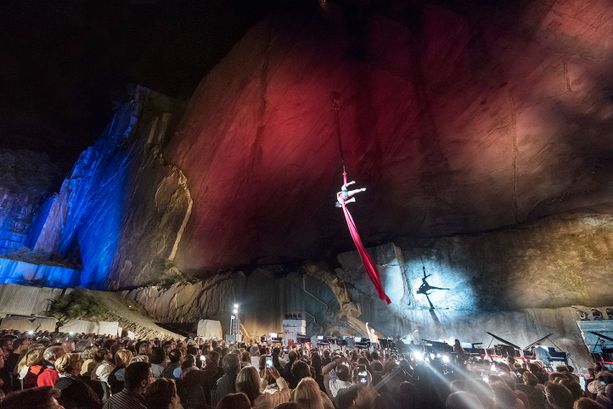 Torna il grande spettacolo nel cuore della montagna di Tones Teatro Natura Torna il grande spettacolo nel cuore della montagna di Tones Teatro Natura