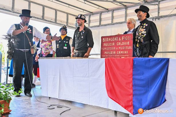 Boom di pubblico per il Raduno Internazionale: in 25.000 per assistere alla sfilata degli uomini neri Boom di pubblico per il Raduno Internazionale: in 25.000 per assistere alla sfilata degli uomini neri