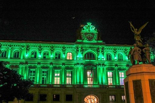 Cannes si tinge di verde per la Saint-Patrick: luci, musica e danze irlandesi nel cuore della città
