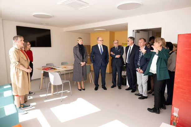 Il Principe Alberto e la Principessa Charléne in visita al centro diurno franco monegasco di accoglienza infantile di Beausoleil