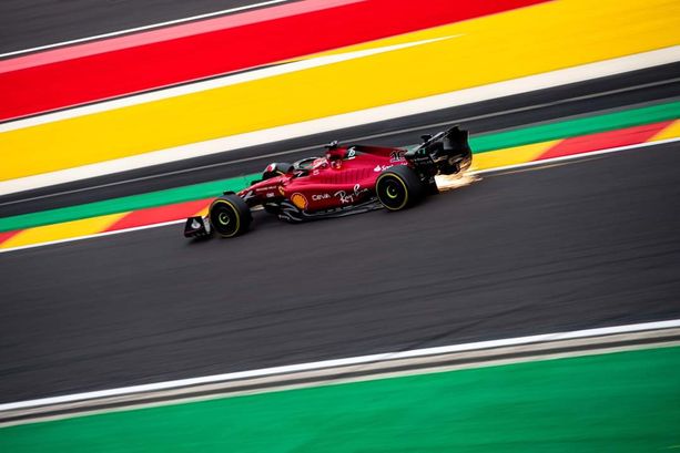 F1. Leclerc in penalità, a Spa partirà 14esimo. In Belgio è pole Ferrari con Sainz