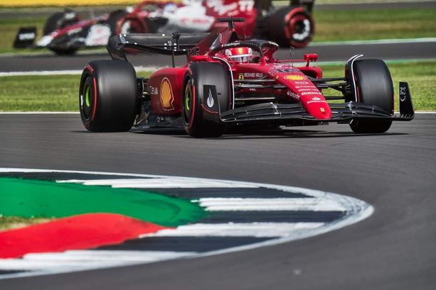 F1. Qualifica bagnata e imprevedibile a Silverstone. Pole della Ferrari di Sainz, terzo Leclerc