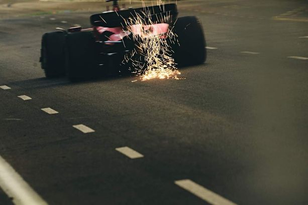 F1. A Singapore vince la Ferrari, ma con Sainz. Leclerc solo quarto. Nuove gerarchie in casa rossa?