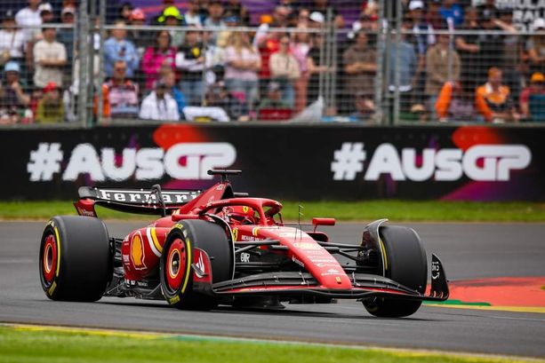 F1. In Australia è doppietta Ferrari: vince Sainz, delusione per Leclerc. Verstappen si ritira
