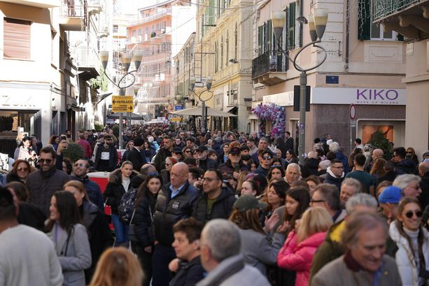 Sanremo, marea umana in via Matteotti: Saldi di Gioia, flashmob ed entusiasmo. Cresce l’attesa per la finale (Foto e video) Sanremo, marea umana in via Matteotti: Saldi di Gioia, flashmob ed entusiasmo. Cresce l’attesa per la finale (Foto e video)