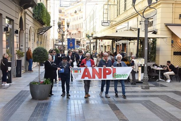 Sanremo: il ricordo di chi ha liberato l'Italia dall'oppressione e anche un momento per 'Bella Ciao' all'80° del 25 aprile (Foto e Video) Sanremo: il ricordo di chi ha liberato l'Italia dall'oppressione e anche un momento per 'Bella Ciao' all'80° del 25 aprile (Foto e Video)