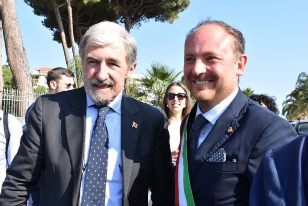 Termina a Ventimiglia il 'Bucci day': incontro e foto di rito sul Roya per la presentazione del progetto passerella (Foto) Termina a Ventimiglia il 'Bucci day': incontro e foto di rito sul Roya per la presentazione del progetto passerella (Foto)