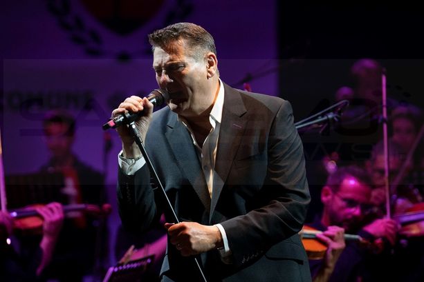 Sanremo: applausi a scena aperta per Tony Hadley, ieri la Sinfonica ha aperto la stagione all'Alfano (Foto)